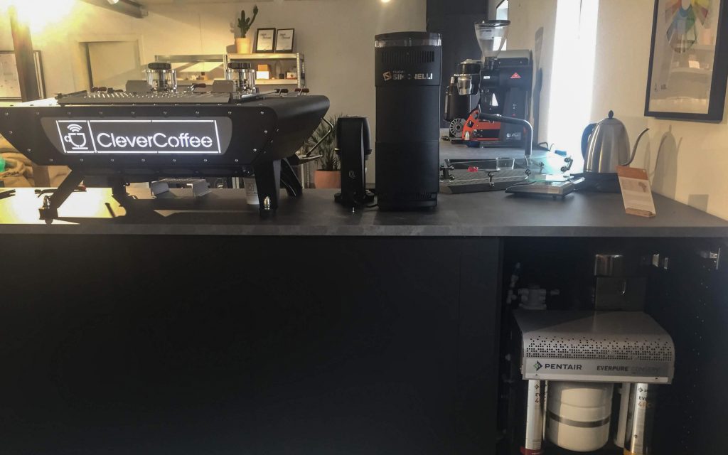 An espresso bar that uses filtered water for coffee.